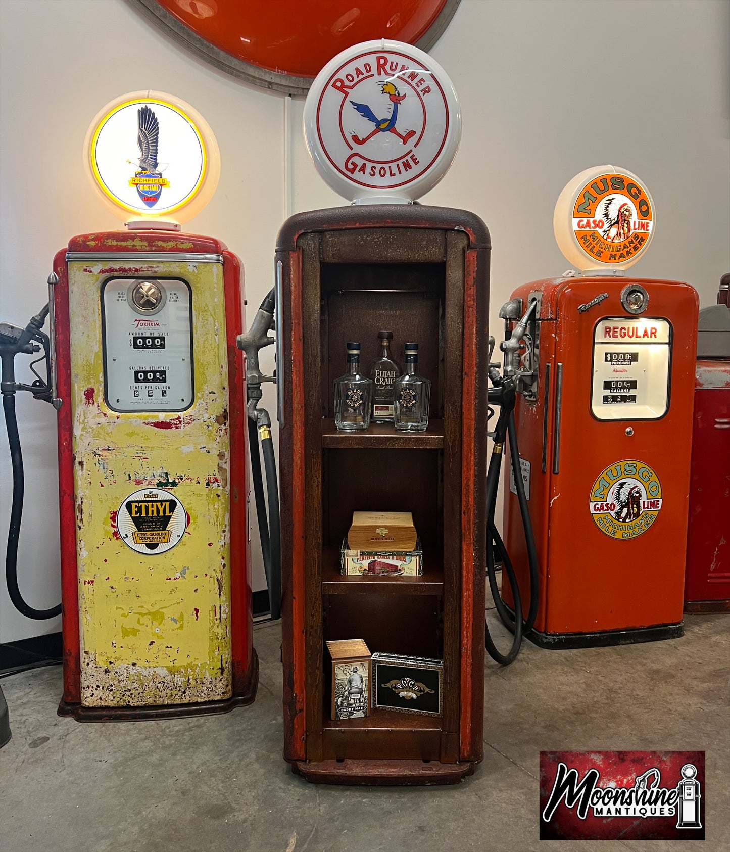 Rustoration 1950’s ROAD RUNNER GASOLINE Gilbarco Gas Pump w/ Shelves - Free Shipping!